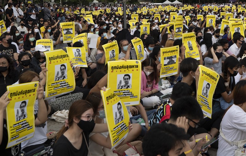 3000多名泰國學生10日聚集在法政大學的蘭實校區,重生解散國會、終止騷擾異議人士、修憲3大訴求,隨後有學生代表在台上念出10點聲明,要求改革王室。圖為學生抗議者舉著失蹤的異議人士萬查勒(Wanchalearm Satsaksit)海報。(美聯社)