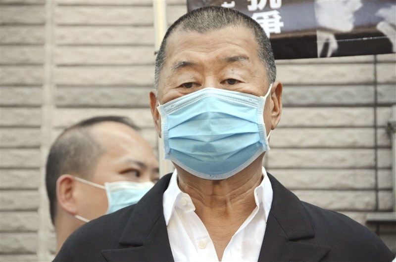 香港警方8月10日以蘋果日報創辦人黎智英(前)涉「勾結境外勢力」予以逮補,無國界記者組織呼籲香港當局,盡快釋放黎智英。圖為黎智英被控非法集結,7月13日前往西九龍法院出庭應訊。(共同社)