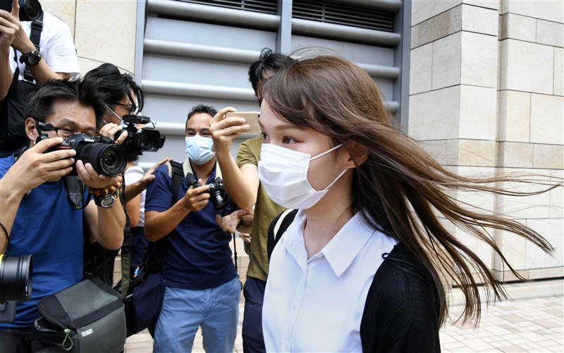 日本政府發言人菅義偉11日談到香港警方以涉嫌違反港區國安法,逮捕民主人士周庭(前)時說,「對香港情勢持續抱有重大憂慮」。圖為5日周庭因涉嫌觸犯煽惑他人等罪出庭西九龍裁判法院。(共同社)