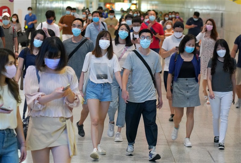 全球武漢肺炎染疫人數11日突破2000萬,鑒於新增確診人數不斷飆升,一些剛解除防疫措施的國家近期再度上緊發條。圖為7日香港市民戴口罩。(中新社)