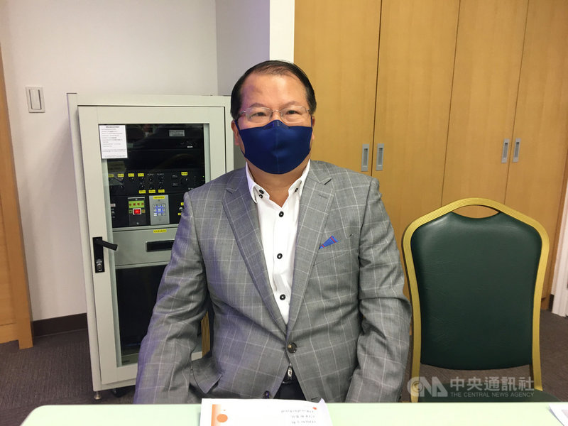 看準防疫商機,廣越研發新增個人防護設備(PPE)產品,包含口罩、防護衣、手術衣等,廣越總經理吳朝筆配戴自家口罩產品出席法人說明會。中央社記者蔡芃敏攝 109年8月12日