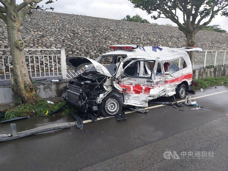 一輛苗栗縣消防局三義分隊救護車12日下午返隊途中，在台中、苗栗交界處遭大貨車撞擊，車上兩名消防員受傷送醫，救護車嚴重毀損。（翻攝照片）中央社記者郝雪卿傳真　109年8月12日