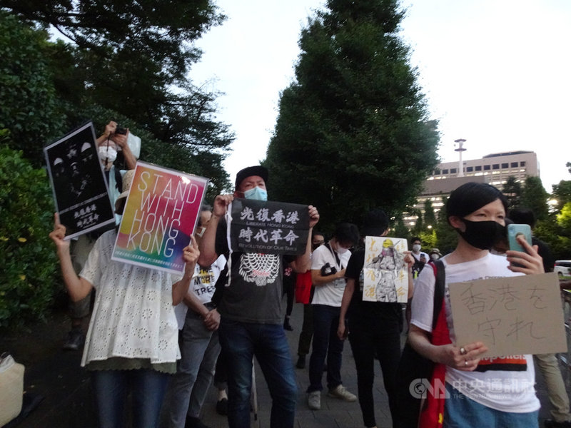 香港警察日前依港區國安法逮捕民主運動人士周庭等人引起高度關注。12日在日港人在日本國會前集會,籲日本政府向歐美及台灣看齊,幫助港人。中央社記者楊明珠東京攝 109年8月12日