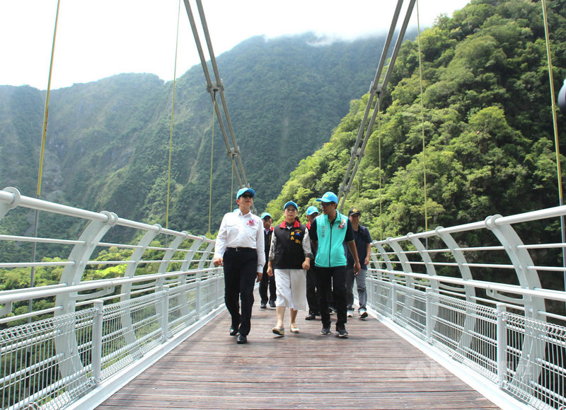 太魯閣國家公園山月吊橋12日啟用,內政部次長邱昌嶽(左)、行政院東部聯合服務中心執行長洪宗楷(右)、花蓮縣長徐榛蔚(中)前來體驗。中央社記者張祈攝 109年8月12日