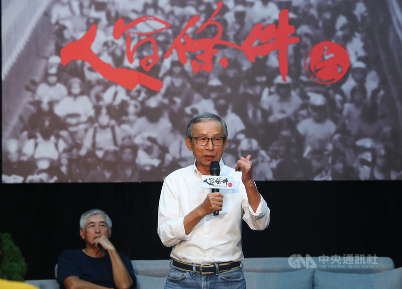 綠光劇團「人間條件6─未來的主人翁」8月底將在台北國家戲劇院演出,編導吳念真(前)12日表示,這個劇本跟他過往劇本不同,「人間6」是在探討不同家庭的問題,「我不是社會觀察家,但這裡面很多片段與當代社會緊緊相扣,我只是想說我們很理解,其實下一代沒有更好命」。中央社記者王騰毅攝 109年8月12日