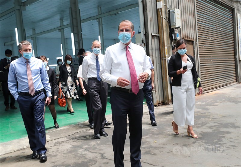 美國衛生部長艾薩12日下午約1時40分搭乘專機離台,結束自9日下午開始的訪台行程。圖為艾薩(前)12日上午至新北市五股參訪「口罩國家隊」長宏機械公司。中央社記者裴禛攝 109年8月12日