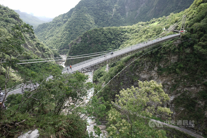 太魯閣國家公園最新景點山月吊橋,12日正式啟用,試營運期間每天開放4梯次共800人,採網路預約報名。中央社記者張祈攝 109年8月12日