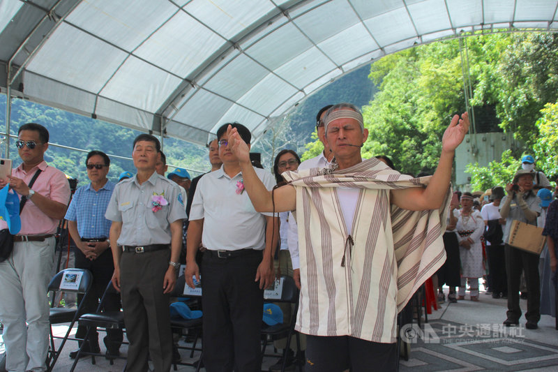 太魯閣國家公園山月吊橋12日舉行啟用典禮,邀請當地太魯閣族耆老為新吊橋祈福。中央社記者張祈攝 109年8月12日