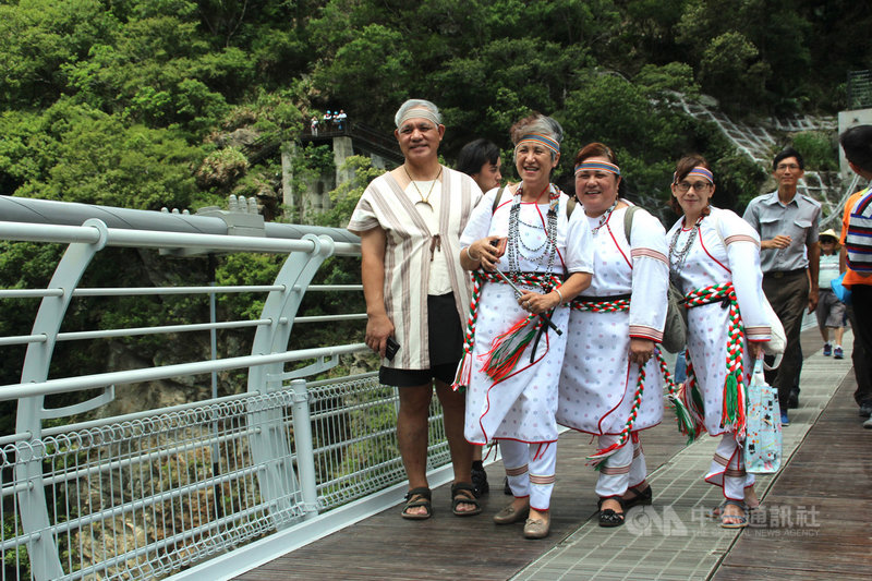 太魯閣國家公園山月吊橋12日舉行啟用典禮,太魯閣族人穿著族服前來體驗,興奮合影。中央社記者張祈攝 109年8月12日