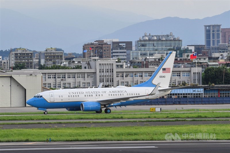 美國衛生部長艾薩(Alex Azar)9日率團訪台,專機下午抵達台北松山機場,訪團乘坐美國空軍C-40B行政專機,機身上漆有美國國旗。中央社記者林俊耀攝 109年8月9日