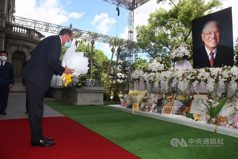 美國衛生部長艾薩(Alex Azar)(前左)9日率團訪台,12日上午前往台北賓館弔唁前總統李登輝,並獻花致意。中央社記者王騰毅攝 109年8月12日