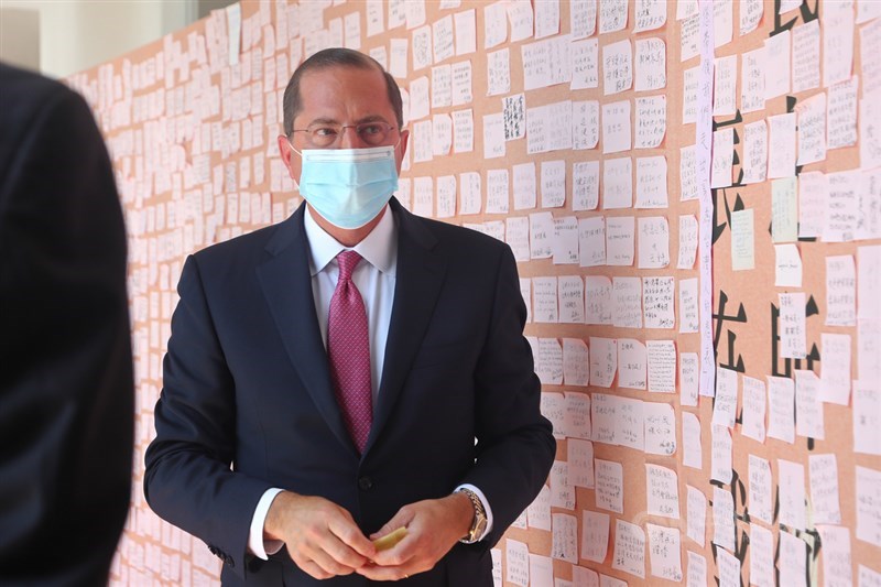 美國衛生部長艾薩(Alex Azar)(圖)9日率訪問團抵台,12日到台北賓館追思前總統李登輝,並在追思牆留言致意。中央社記者王騰毅攝 109年8月12日