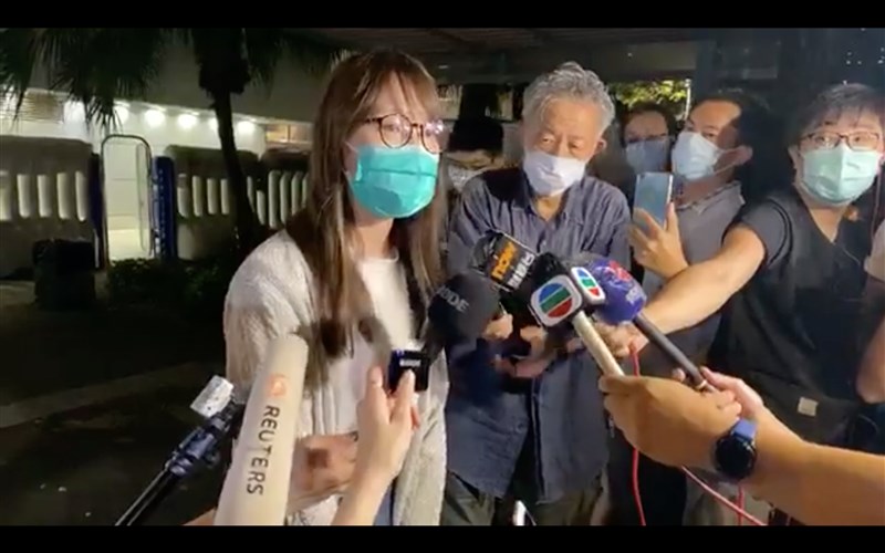 前香港眾志常委周庭(前)11日晚間獲准交保外出後形容自己被「政治拘捕」。(圖取自facebook.com/standnewshk)