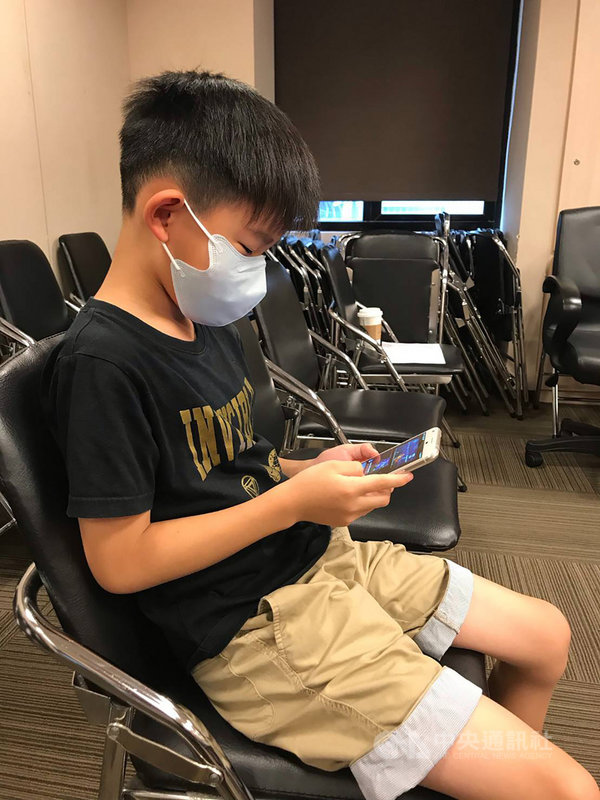 根據衛福部調查顯示,台灣近視年齡層逐年下降,醫師呼籲,愈早產生近視,將來演變成高度近視的機會也愈大,但因近視通常是不可逆的,及早預防才有機會控制近視度數。(書田診所提供)中央社記者張茗喧傳真 109年8月12日