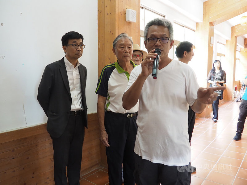 國家人權博物館與台北市大坑產業文化協會合作舉辦「2020圖說鹿窟事件特展」13日登場,由鹿窟事件受難者潘炳輝的孫子潘世賢(前右)賢口述,以第3代的視角,將阿公當年遭遇分析、編撰為文字,並透過南港大坑在地畫家高燈立繪製圖稿,呈現一名平凡老百姓在鹿窟事件的遭遇。(國家人權博物館提供)中央社記者鄭景雯傳真 109年8月13日