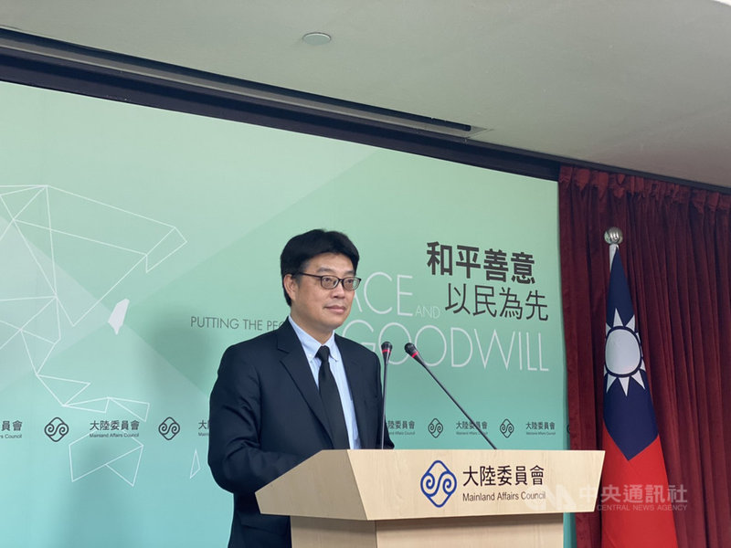 大陸委員會發言人邱垂正13日在例行記者會上表示,中共解放軍近期對台針對性的軍演,軍機並跨越海峽中線,是破壞台海區域和平穩定,危害台灣人民生命財產安全的挑釁行徑,並強調「絕不會妥協」。中央社記者賴言曦攝 109年8月13日