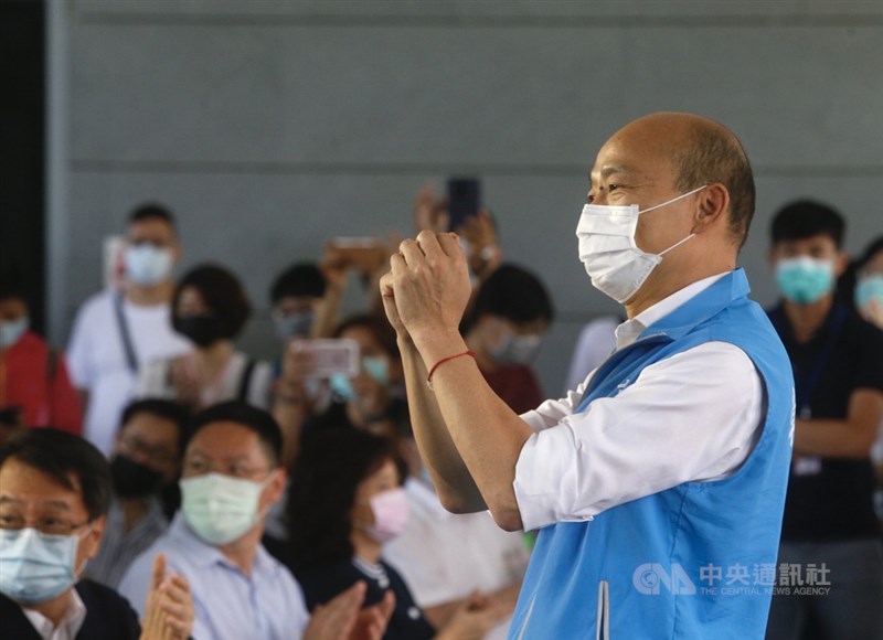 前高雄市長韓國瑜(前)將在13日國民黨市長候選人李眉蓁的選前之夜中現身站台。(中央社檔案照片)