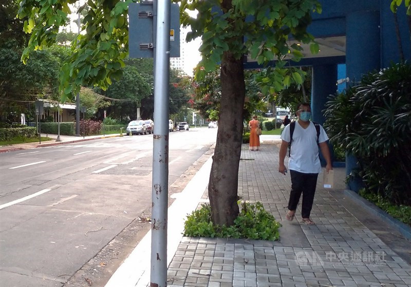 菲律賓大馬尼拉地區武漢肺炎疫情延燒,部分民眾出門時除了口罩,會再戴上防護面罩,降低感染風險。中央社記者陳妍君馬尼拉攝 109年8月10日