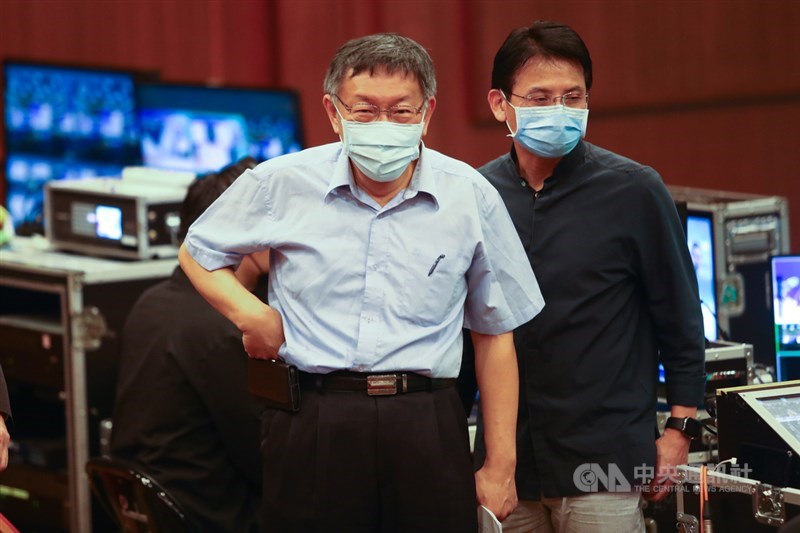2020智慧城市首長高峰會受武漢肺炎疫情影響,改為線上論壇形式,首場13日下午5時將登場,台北市長柯文哲(左)提前到會場了解論壇進行方式。中央社記者王騰毅攝 109年8月13日