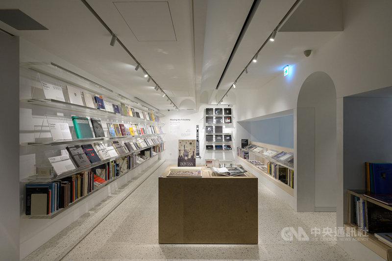 「建築與書的友誼」特展即日起至10月11日在文心藝所書店展出,呈現上百本與黑達克、博亞爾斯基相關的建築書籍。(Jr. Gang Architectural Lab提供)中央社記者鄭景雯傳真 109年8月13日