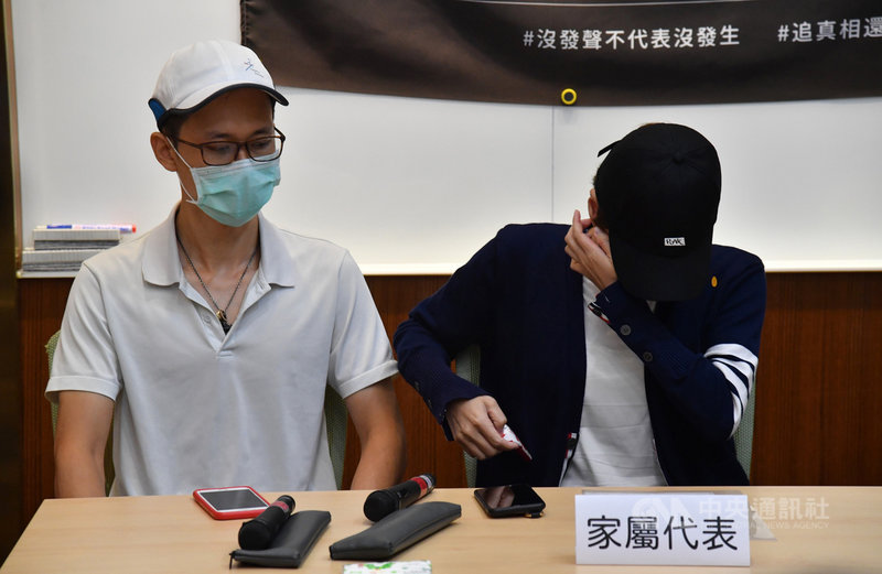 新北市衛生局林姓女職員墜樓案,始終保持沉默的林女家人她的哥哥(左)與堂姐(右)13日由勵馨基金會執行長王玥好等人陪同,在立法院出席「沒發聲不代表沒發生-不要再有下一個用死揭露真相的受害者」記者會,陳述這段期間來的悲痛心情,籲請司法全力查辦,還家人一個公道,並公開林女媽媽寫給女兒的信。中央社記者王飛華攝 109年8月13日