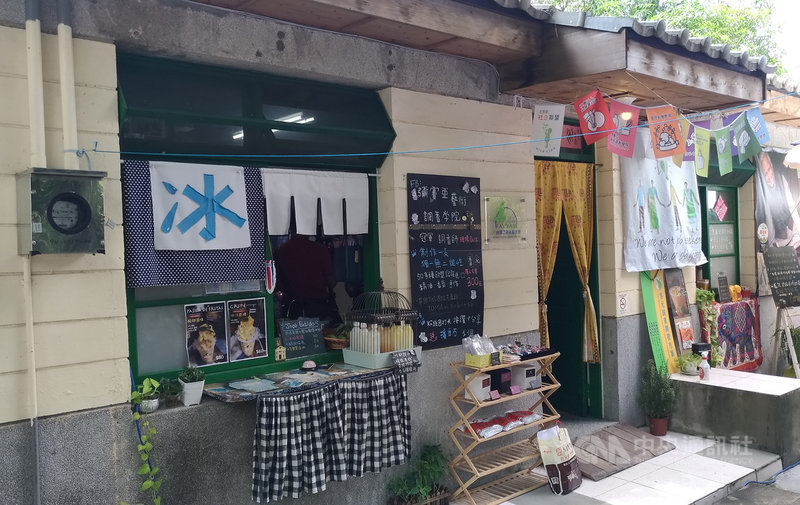 台灣尤努斯基金會在台中市霧峰區光復新村設立尤努斯故事館,以「社企聯盟」計畫,輔導地方缺乏資源的微型創業家自立自足。中央社記者蘇木春攝 109年8月13日