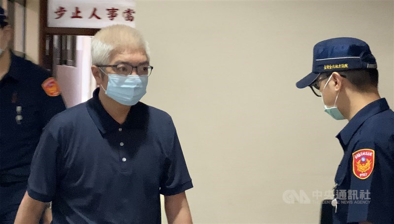 前國會助理陳惟仁(左)等人涉共諜案,北檢13日依違反國安法起訴,台北地方法院下午裁定陳惟仁以新台幣10萬元交保。中央社記者林長順攝 109年8月13日