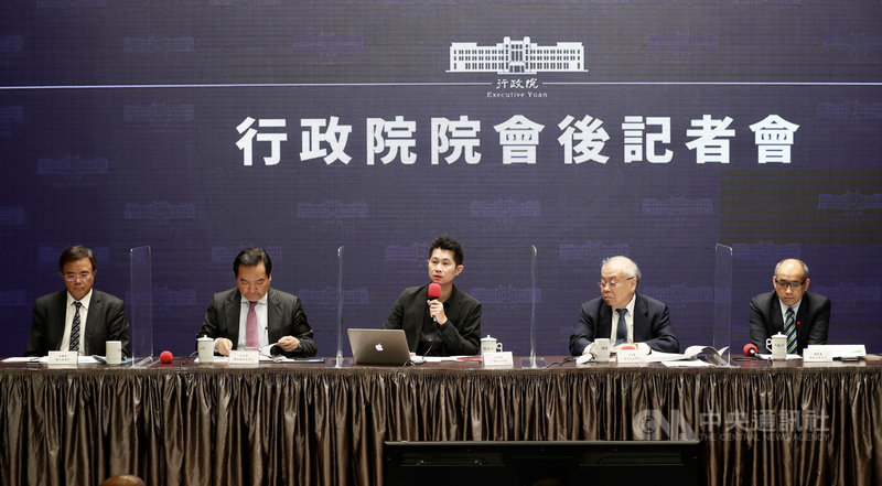 行政院發言人丁怡銘(中)13日主持行政院會後記者會,政務委員羅秉成(左2)、主計總處主計長朱澤民(右2)、法務部次長蔡碧仲(左)、國發會副主委鄭貞茂(右)出席。中央社記者張皓安攝 109年8月13日