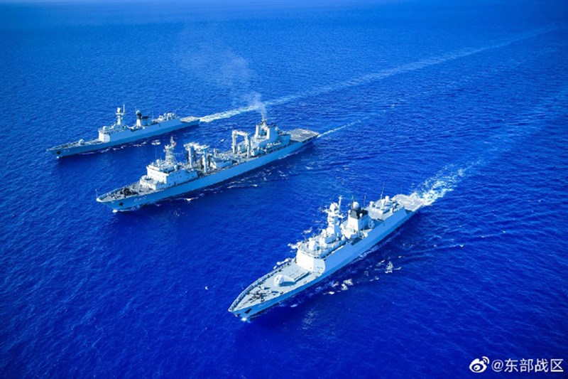 中共解放軍東部戰區發言人13日表示,共軍近日多軍種在台灣海峽和南北兩端實戰化演練。圖為東部戰區過去演練情形。(圖取自weibo.com/u/7483054836)