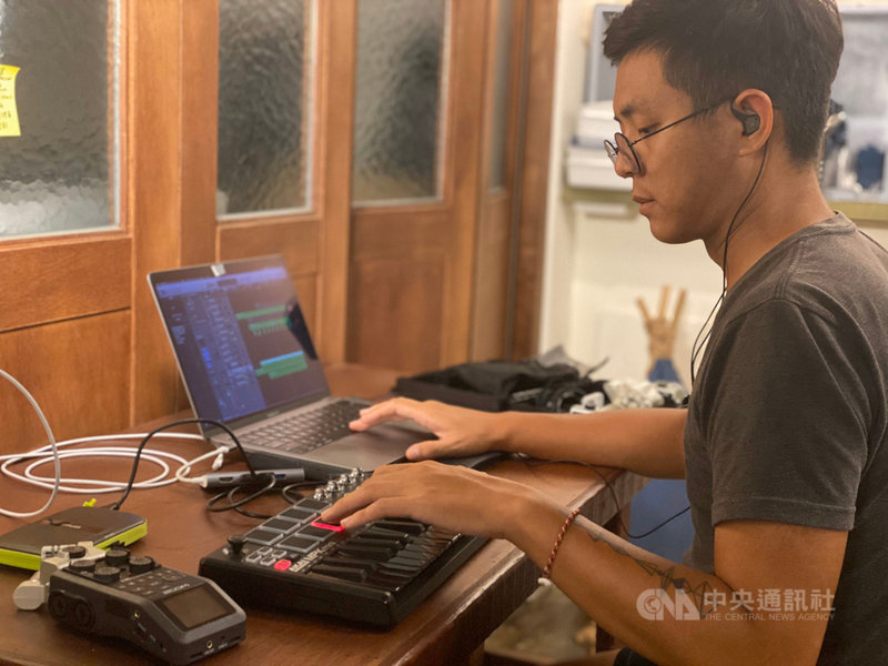位於恆春半島的「火箭人實驗室Launcher Lab」藝文平台,媒合在地7名創作者與音樂人,參與台北寶藏巖國際藝術村的藝術計畫,聲音藝術家余楊心平第一次以展覽方式呈現創作,表達對恆春半島這塊土地的情感。(里山生態公司提供)中央社記者郭芷瑄傳真 109年8月14日