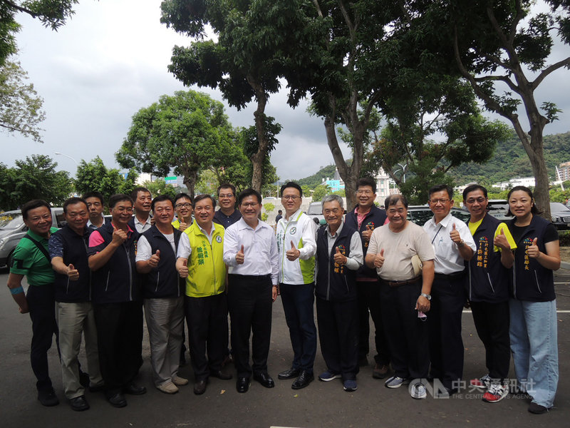 交通部長林佳龍(前左6)14日應民進黨立委莊競程(前左7)邀請,到台中市北屯區與當地里長一起會勘捷運綠線延伸線。中央社記者郝雪卿攝 109年8月14日