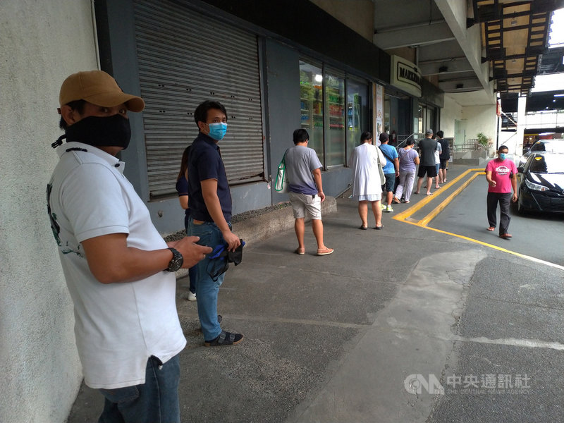 菲律賓武漢肺炎病例數持續攀升,馬尼拉民眾3日排隊等待進入超市採購時,遵照規定保持社交距離。中央社記者陳妍君馬尼拉攝 109年8月14日