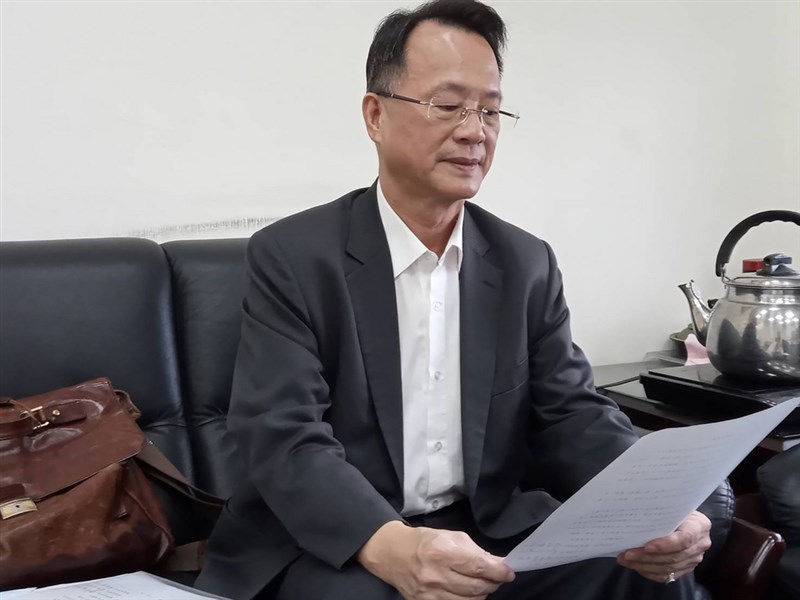 台中盛唐中醫負責人呂世明以硃砂入藥導致病患鉛中毒,被法院裁定羈押禁見,他14日委任律師羅閎逸(圖)等人代為發表致歉文。(翻攝照片)中央社記者郝雪卿傳真 109年8月14日