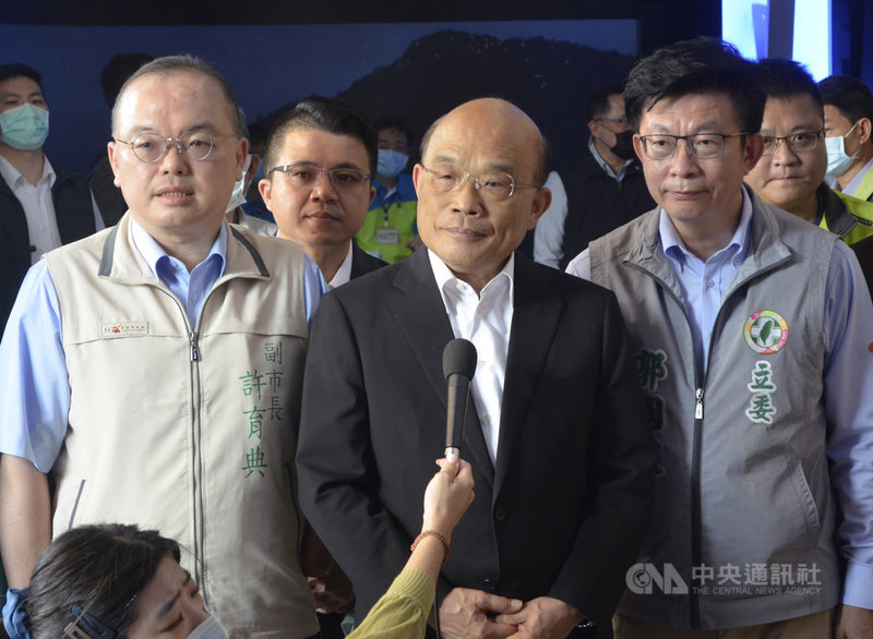行政院長蘇貞昌（前中）14日視察曾文水庫時接受媒體聯訪指出，美國衛生部長艾薩獲總統川普指派，特別來台肯定防疫成就，並與衛福部長簽署合作意向書，台美在防疫工作互助合作，都是好事。中央社記者蔡智明攝　109年8月14日