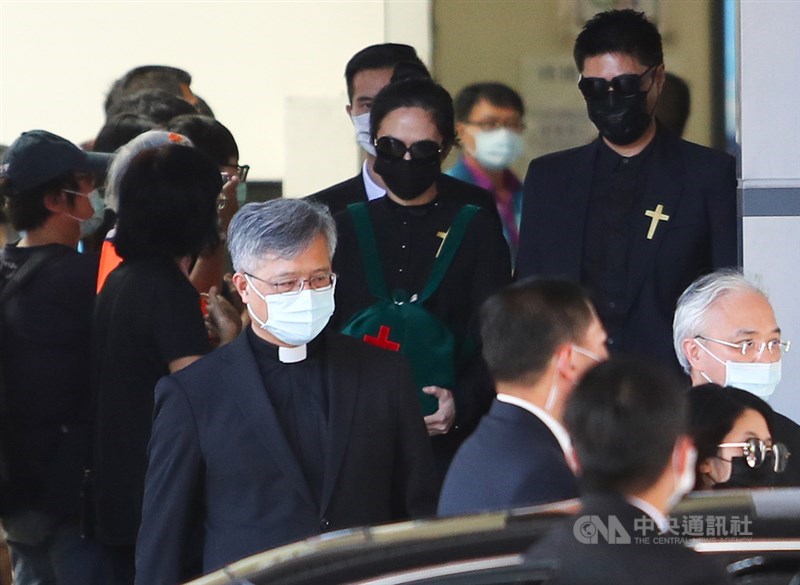 前總統李登輝遺體14日在台北市立第二殯儀館火化,李登輝孫女李坤儀(後中)捧著骨灰罈搭車返家。中央社記者王騰毅攝 109年8月14日