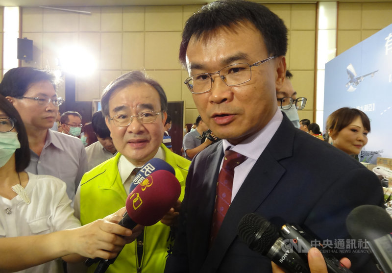 總統蔡英文將推進台美洽簽自由貿易協定(FTA)受關注,牽動使用瘦肉精美國豬肉是否開放輸台。農委會主委陳吉仲(前右)14日受訪時說,站在消費者的角度,要確保所有食品安全無虞;不論是任何一個情形,農委會都不會讓農民受影響。中央社記者楊淑閔攝 109年8月14日