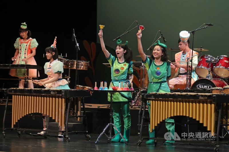 朱宗慶打擊樂團15日起將開始巡迴2020年首檔豆莢寶寶兒童音樂會「Bling Bling大冒險」,團員14日在台北城市舞台進行彩排。中央社記者裴禛攝 109年8月14日