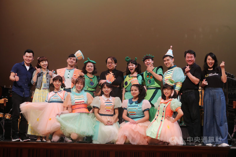 朱宗慶打擊樂團推出今年首檔豆莢寶寶兒童音樂會「Bling Bling大冒險」,15日起將展開巡演,14日在台北城市舞台進行彩排,以打擊樂為媒介,搭配活潑唱跳,讓家長與孩子共度動感音樂時光。中央社記者裴禛攝 109年8月14日