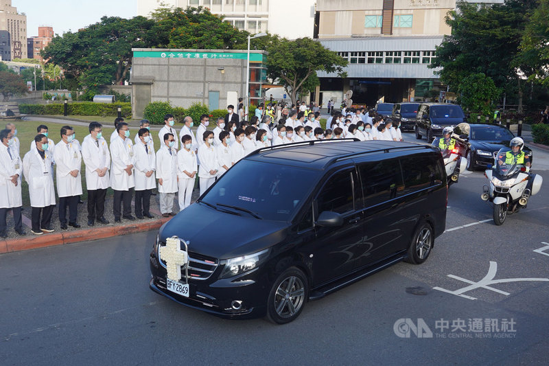 前總統李登輝入殮禮拜14日上午在濟南教會舉行，移靈車隊一早從台北榮總出發，北榮醫護人員在車道旁列隊致意。中央社記者徐肇昌攝 109年8月14日
