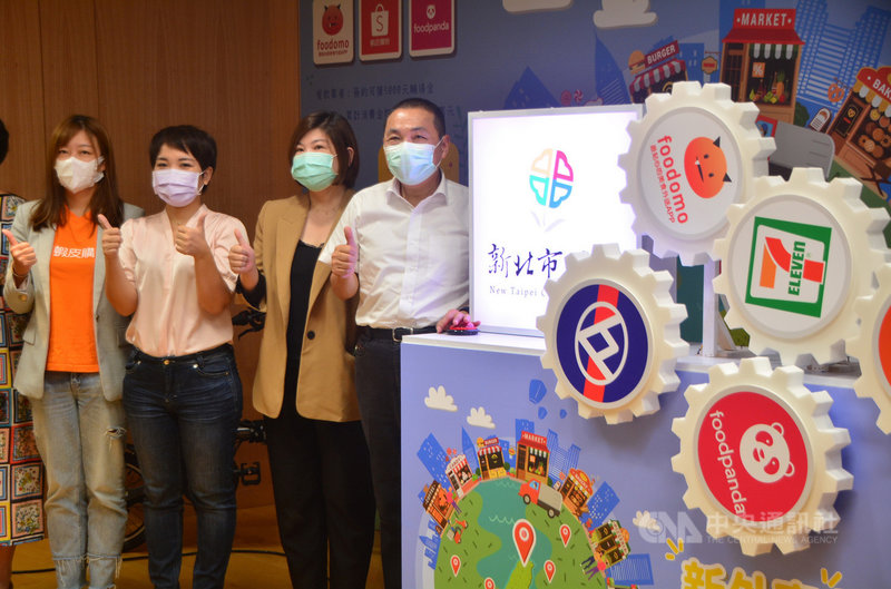 新北市長侯友宜14日表示,疫後時代零接觸經濟盛行,市府特別與外送平台、超商零售業者合作,鼓勵新北業者加入行銷通路,共同帶動經濟成長。中央社記者黃旭昇新北市攝 109年8月14日