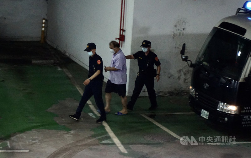 台北地檢署偵辦立委涉收賄案,14日提訊在押的中國國民黨籍立法委員廖國棟(中),調查他涉及收受前太流公司負責人李恆隆賄款等案情細節。廖國棟上午被法警上手銬帶進北檢,面對媒體詢問並未回應。中央社記者林長順攝 109年8月14日