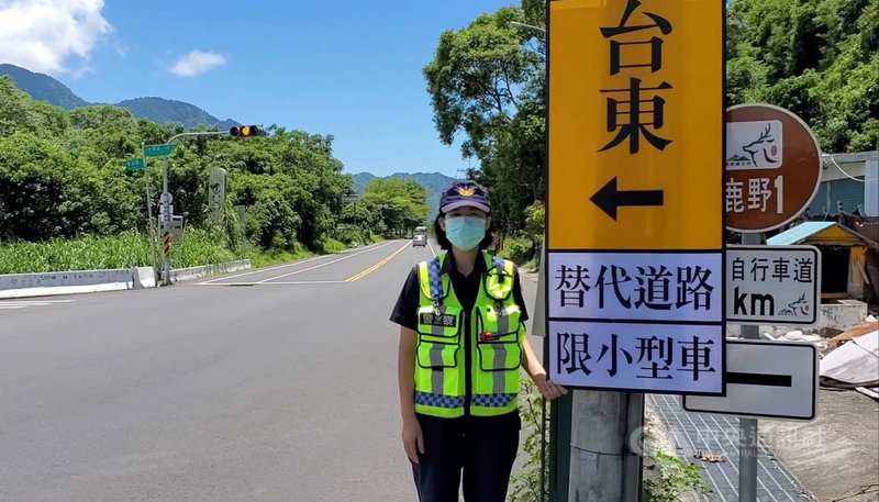 台東國際熱氣球嘉年華開幕至今，每逢例假日鹿野高台大草原湧入人車，台東警方特別規劃縣道197號為16日光雕音樂會、30日閉幕式的散場替代道路。（警方提供）中央社記者盧太城台東傳真　109年8月14日