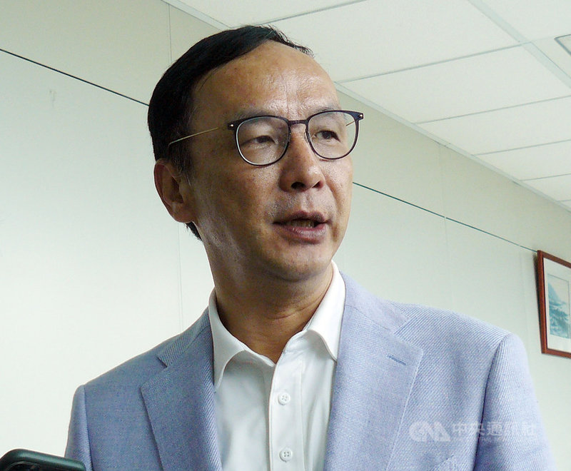 國民黨前主席朱立倫14日應邀出席大竹苗科技生態區域發展願景交流會議,針對媒體問及前高雄市長韓國瑜與新北市長侯友宜有沒有可能參選國民黨主席,他表示,國民黨這幾天最重要的事情是高雄輔選。中央社記者張建中攝 109年8月14日