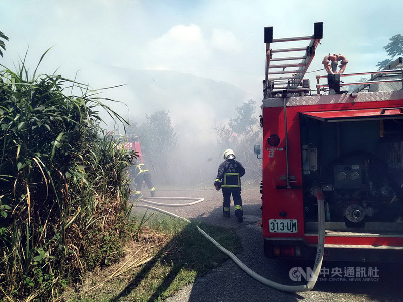新北市瑞芳區大粗坑步道15日下午傳出火警,現場白煙陣陣,消防局獲報隨即出動消防人車前往灌救。(民眾提供)中央社記者黃旭昇新北市傳真 109年8月15日