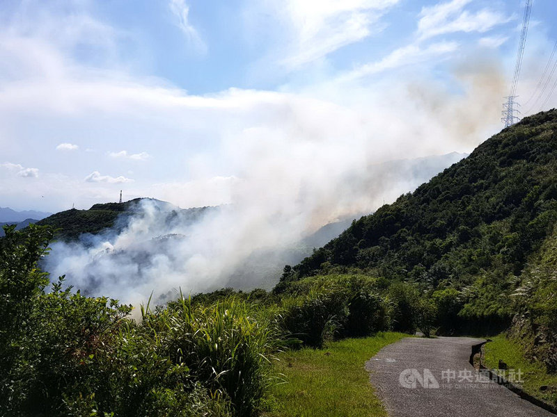 新北市瑞芳區大粗坑步道15日下午發生火警,部分山林雜草燃燒,經搶救至下午4時許已無明火,但由於風勢較大,現場仍煙霧瀰漫。(民眾提供)中央社記者黃旭昇新北市傳真 109年8月15日
