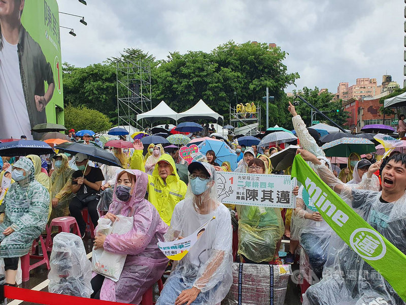 第3屆高雄市長補選15日投開票,儘管午後降雨,民進黨候選人陳其邁的競選總部外,熱情民眾穿起雨衣、撐起傘關注計票進度。中央社記者郭芷瑄攝 109年8月15日
