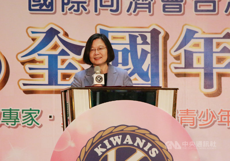 總統蔡英文15日到台中出席國際同濟會台灣總會全國年會，對於同濟會募集防疫物資送愛，蔡總統表示，她要謝謝同濟會各地會友，共同組成對抗疫情的台灣同濟隊，配合政府發起捐贈口罩和防疫物資活動，將台灣的愛心送往國際。中央社記者蘇木春攝　109年8月15日