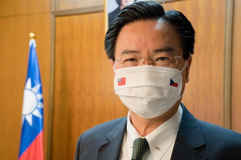 外交部長吳釗燮14日接受「捷克電視台」視訊專訪,表示樂見台灣、捷克及美國等理念相近國家深化關係。他還展示為捷克訪問團特製、繡有台捷雙方國旗的口罩,象徵疫情無法阻絕台捷堅實情誼。(外交部提供)中央社記者陳韻聿傳真 109年8月15日