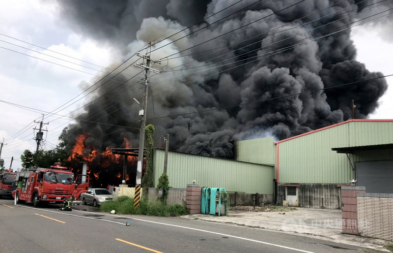 雲林縣土庫鎮15日發生一起鐵皮屋工廠火警,現場濃煙密布,消防局獲報立即前往灌救。(雲林縣消防局提供)中央社記者黃國芳傳真 109年8月15日