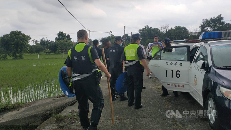 苗栗一名疑有被害妄想症劉姓男子15日中午持菜刀闖進公館鄉鶴岡村一處民宅挾持一對陳姓父子,又企圖引爆瓦斯桶,警消趕抵現場強勢攻堅,將劉男帶回偵辦。(民眾提供)中央社記者魯鋼駿傳真 109年8月15日
